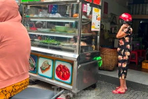 Quán ăn, hàng rong tăng giá 'do thuế', hóa đơn điện tử áp dụng với trường hợp nào?