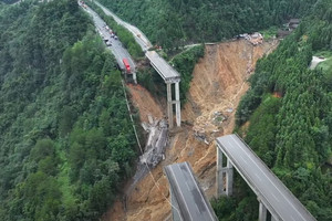 Sập cầu cao tốc do mưa lớn kéo dài: Xe tải treo lơ lửng giữa không trung, tài xế thoát chết trong gang tấc