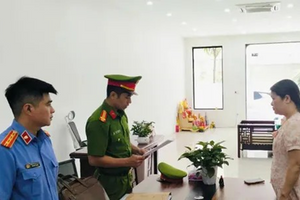 Khởi tố, cấm đi khỏi nơi cư trú một Chủ tịch sinh năm 1984