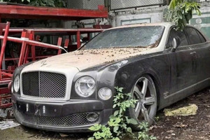 Chiếc Bentley Mulsanne trị giá hàng chục tỷ bị 'bỏ rơi' như sắt vụn ở Hà Nội