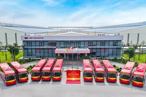 Hãng xe Việt Kim Long Motor vừa bàn giao 20 xe giường nằm phục vụ khu vực miền Trung