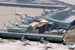 Đóng cửa khẩn cấp đường băng một sân bay, hàng chục chuyến bay bị hủy bỏ