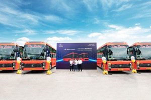 THACO của ông Trần Bá Dương bàn giao lô xe giường nằm phục vụ thành phố giàu nhất Việt Nam