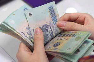 Lương tăng, vì sao người lao động vẫn có thể nghèo đi?