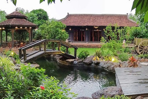Biệt phủ trăm tỷ của 'nghệ sĩ nặng nhất Vbiz': Rộng hơn 1.600m2, mang nguyên khung nhà cổ 100 tuổi từ Nam Định vào Đồng Nai xây dựng