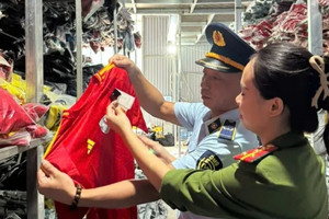 Khởi tố nam thanh niên sinh năm 1994 buôn lậu hơn 35.000 bộ quần áo thể thao giả giá trị 6,6 tỷ đồng