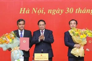 Thủ tướng trao quyết định bổ nhiệm hai cán bộ cấp thứ trưởng