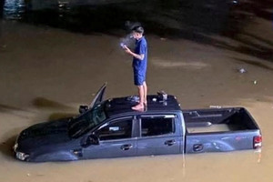 Cảnh tượng TP Thái Nguyên ngập sâu, nước chạm nóc xe ô tô