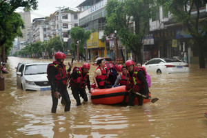 Mưa lớn lần thứ 2 trong 1 tuần, một nửa huyện 300.000 cư dân chìm trong nước lũ, Trung Quốc lo ngại hiện tượng ‘Thiên nga đen’