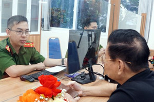 Người dân làm thủ tục tại công an xã, phường mới ở Hà Nội: Hoàn tất sau 15 phút