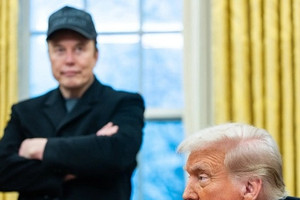 Tổng thống Trump dọa cắt tài trợ với các công ty của tỷ phú Elon Musk