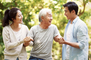 Cứ 6 người thì có 1 người thất nghiệp, giới trẻ Trung Quốc đổ xô về quê chăm ông bà toàn thời gian để kiếm sống