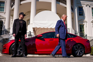 Buồn của Elon Musk: Tesla bị ông Trump cáo buộc nhận quá nhiều trợ cấp, cổ phiếu lao dốc mạnh