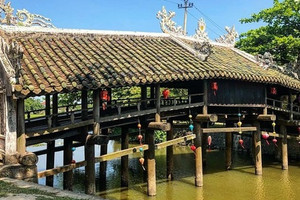 Cầu ngói cổ 250 tuổi sở hữu kiến trúc thượng gia, hạ kiều hiếm có tại Việt Nam