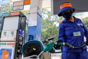 Doanh nghiệp đầu mối xăng dầu giảm mạnh chiết khấu: Bộ Công Thương nói gì?