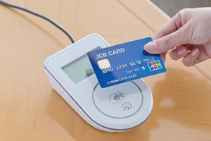 Vietcombank, MB, VPBank và JCB hợp tác ra mắt dịch vụ cho phép người dùng iPhone thanh toán chỉ bằng '1 cú chạm'