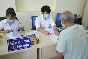Tiền lương hưu, trợ cấp BHXH nhận qua ngân hàng có bị tính thuế?