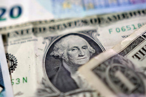 Đồng USD lao dốc không tưởng: Fed do dự, ông Trump lại muốn tiêu thêm 3.300 tỷ USD
