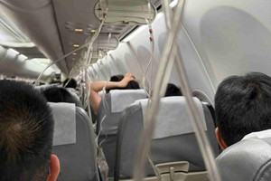 Máy bay chở theo 191 người đột ngột rơi tự do 7.000m