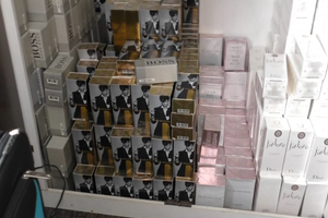 Khám xét căn nhà khả nghi trên phố, thu giữ khẩn cấp 1.500 chai nước hoa, hơn 100 AirPods giả...trị giá 1,7 tỷ đồng