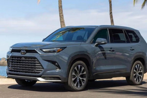 Toyota hoãn sản xuất xe điện, tăng công suất cho SUV chạy xăng
