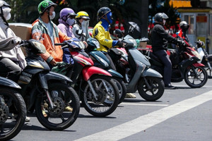 Quy định mới nhất về đèn vàng, đèn đỏ, người tham gia giao thông phải biết tránh bị phạt lên tới 20 triệu đồng và trừ 4 điểm GPLX