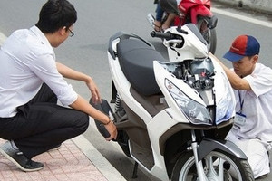 Hành động tưởng ‘nghĩa hiệp’ khi đi xe máy lại bị tính là vi phạm: Phạt lên tới 14 triệu, trừ 10 điểm GPLX