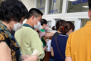 Lý do bệnh nhân thoát cảnh đi từ nửa đêm, xếp hàng chờ phát thuốc