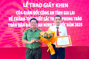 Bà T. đến ngân hàng chuyển tiền, nhân viên đọc nội dung chuyển khoản liền ngừng giao dịch, được Giám đốc Công an tỉnh tặng giấy khen