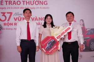 Gắn bó hơn 20 năm với Agribank, người phụ nữ được trao tặng xe ô tô Toyota trị giá 830 triệu đồng