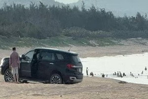 Lái ô tô xuống biển Đắk Lắk, tài xế bị phạt 5 triệu đồng và 2 điểm bằng lái