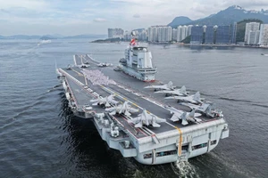 Người dân Hồng Kông 'đổ xô' xem tàu sân bay Trung Quốc