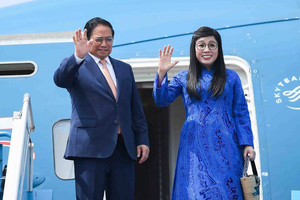 Thủ tướng và Phu nhân lên đường dự hội nghị BRICS mở rộng tại Brazil