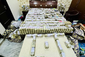 Tịch thu hơn 300 tỷ tiền mặt cùng 184 tỷ vàng, trang sức tại nhà ‘ông trùm’ giày dép, 30 cán bộ thuế kiểm kê xuyên đêm
