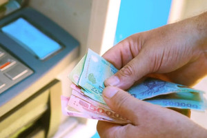 Lương hưu nhận qua tài khoản ngân hàng có phải đóng thuế thu nhập cá nhân không?