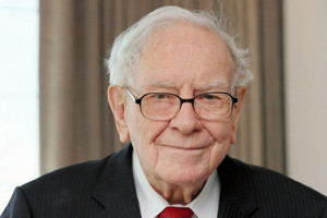 Warren Buffett chỉ ra 5 khoản chi tiêu khiến người nghèo mãi không giàu