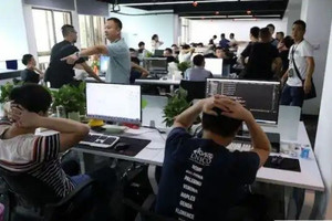 Bắt gần 400 người, phong tỏa hơn 155 tỷ, thu giữ khoảng 1.000 thiết bị điện tử sau khi khám xét trụ sở công ty công nghệ