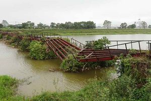 Ám ảnh 2 cây cầu sắt sắp sập, bỏ hoang hàng chục năm trên kênh thoát lũ