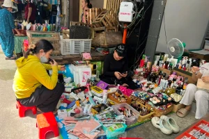 'Hàng hiệu' vài chục ngàn đồng ở chợ: Chị em hào hứng chọn, 'mua nhiều còn được giảm giá'