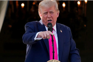 Ông Trump: Đã ký thư áp thuế với 12 quốc gia, sẽ gửi đi vào thứ Hai!