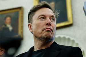 Buồn của Elon Musk: Cổ phiếu Tesla lao dốc mạnh, nhà đầu tư 'nóng mặt' trước tuyên bố lập 'Đảng nước Mỹ'