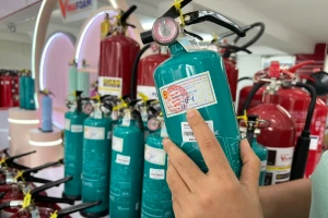 Thang dây, bình xịt, mặt nạ đắt hàng ở TPHCM: Cẩn trọng khi mua