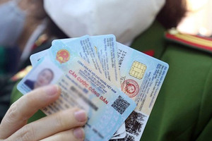 Định cư nước ngoài, muốn làm thẻ căn cước công dân có cần về Việt Nam?