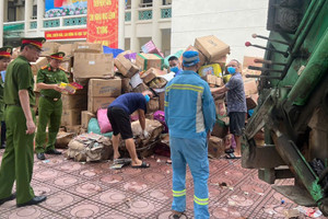 Hà Nội tiêu hủy 25 tấn bánh kẹo, thực phẩm bẩn ở làng nghề La Phù