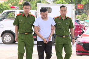 Khám xét nơi ở, tạm giữ hình sự con nuôi Tuấn ‘Thần Đèn’