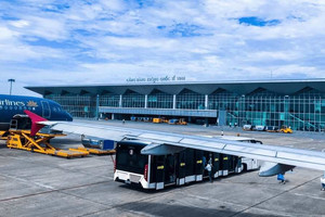 Huy động hàng trăm công nhân, máy móc làm việc 'ba ca bốn kíp' gấp rút nâng cấp sân bay quốc tế nghìn tỷ trong 6 tháng cuối năm