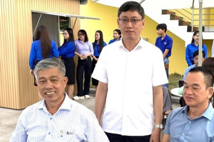 Bí thư phường nhâm nhi cà phê sáng cùng người dân, lắng nghe và hứa đến tận nhà giải quyết phản ánh