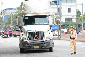 Một lỗi không ngờ khiến loạt tài xế xe khách, container bị CSGT xử phạt