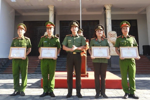Bộ Công an khen thưởng 2 cán bộ
