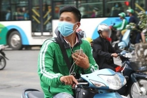 Đeo tai nghe khi lái xe: Người mất bạc triệu, kẻ lại... được phép, CSGT lý giải quy định